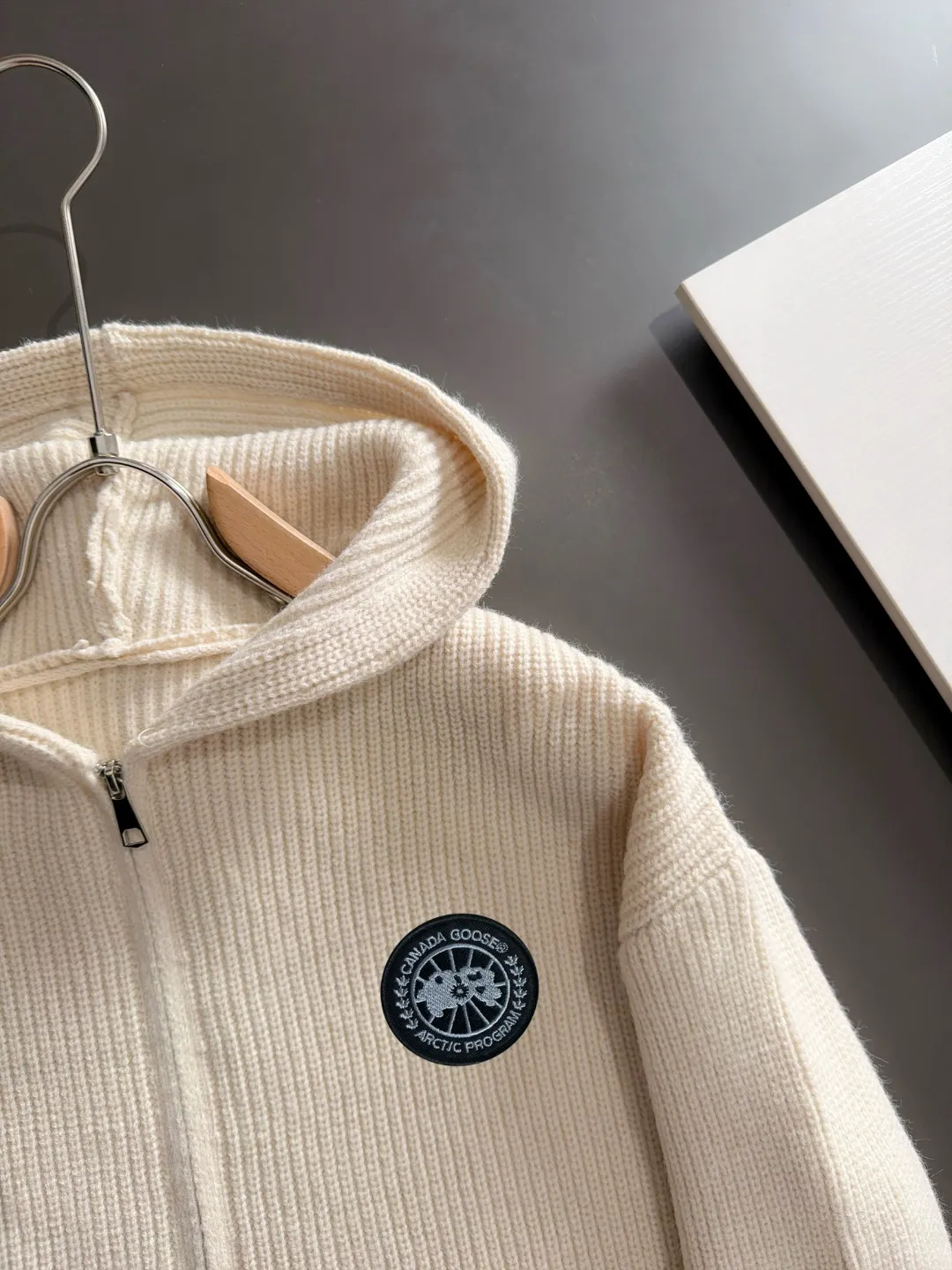 Next day shipment Big Goose high quality 2026 autumn and winter latest sweaters from the official website, on sale at the counter simultaneously Hot Sale! Specially made of wool blended fabric. It feels comfortable and can be directly in contact with the skin. The logo badge is exquisitely embroidered, which is extremely eye-catching! The details highlight the fashionable charm of big brands. Exquisite workmanship. Three-dimensional cutting style. The wearing effect is invincible and handsome! All three standards are complete! Sizes:M-3XL